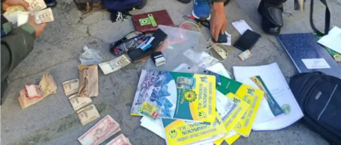 POLICÍA APREHENDE A DOS HOMBRES CON MÁS DE BS 34.000, CELULARES Y LISTAS EN MEDIO DE LOS DISTURBIOS EN LA PAZ