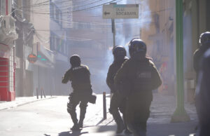 GOBIERNO APRUEBA BONO DE BS 3.000 PARA LA POLICÍA EN MEDIO DE LOS ENFRENTAMIENTOS CON MINEROS EN LA PAZ