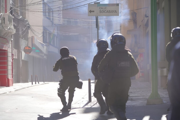 GOBIERNO APRUEBA BONO DE BS 3.000 PARA LA POLICÍA EN MEDIO DE LOS ENFRENTAMIENTOS CON MINEROS EN LA PAZ