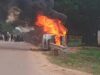 PROTESTAS EN SANTA FE DE YAPACANÍ DEJAN UN HERIDO DE BALA Y DOS VEHÍCULOS POLICIALES INCENDIADOS