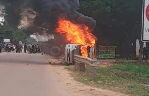 PROTESTAS EN SANTA FE DE YAPACANÍ DEJAN UN HERIDO DE BALA Y DOS VEHÍCULOS POLICIALES INCENDIADOS