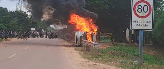 PROTESTAS EN SANTA FE DE YAPACANÍ DEJAN UN HERIDO DE BALA Y DOS VEHÍCULOS POLICIALES INCENDIADOS