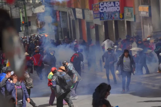 LA PAZ VIVE JORNADA DE VIOLENCIA, SAQUEOS Y ENFRENTAMIENTOS EN MEDIO DE PROTESTAS QUE EXIGEN LA RENUNCIA DE RODRIGO PAZ