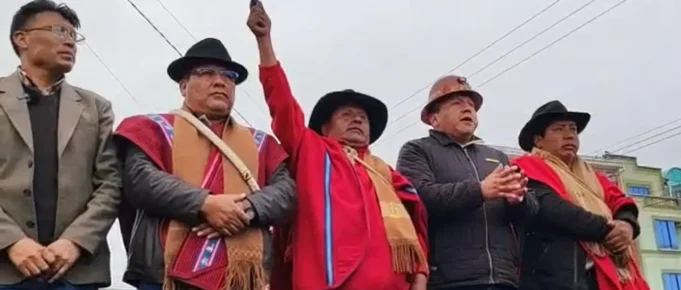 COB, SENADOR CONDORI Y PONCHOS ROJOS SELLAN PACTO Y EXIGEN LA RENUNCIA DE RODRIGO PAZ