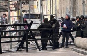 POLICÍA Y POLICÍA MILITAR REFUERZAN LA SEGURIDAD EN PLAZA MURILLO ANTE NUEVAS MOVILIZACIONES EN LA PAZ