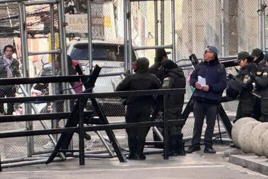 POLICÍA Y POLICÍA MILITAR REFUERZAN LA SEGURIDAD EN PLAZA MURILLO ANTE NUEVAS MOVILIZACIONES EN LA PAZ