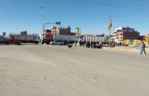 ABC REPORTA 59 PUNTOS DE BLOQUEO EN EL PAÍS Y LA RUTA ENTRE LA PAZ Y ORURO PERMANECE INTRANSITABLE