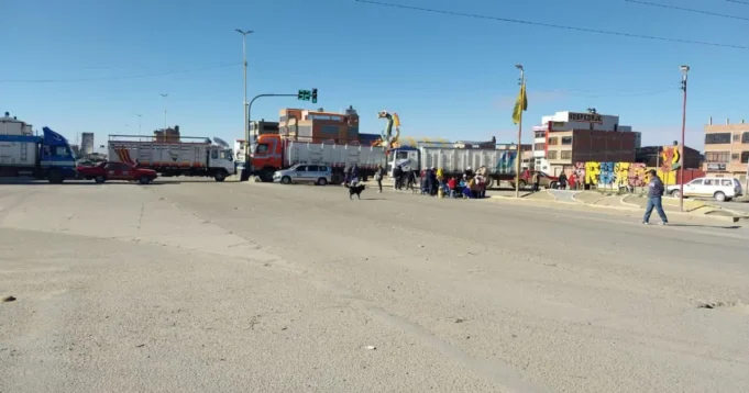 ABC REPORTA 59 PUNTOS DE BLOQUEO EN EL PAÍS Y LA RUTA ENTRE LA PAZ Y ORURO PERMANECE INTRANSITABLE