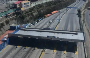 BLOQUEOS SE CONCENTRAN EN LA PAZ, COCHABAMBA Y ORURO; POLICÍA ANUNCIA “CORREDOR HUMANITARIO” PARA ABASTECER A LAS CIUDADES PACEÑAS