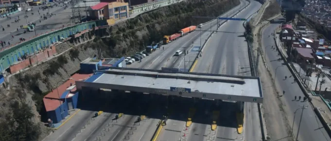 BLOQUEOS SE CONCENTRAN EN LA PAZ, COCHABAMBA Y ORURO; POLICÍA ANUNCIA “CORREDOR HUMANITARIO” PARA ABASTECER A LAS CIUDADES PACEÑAS