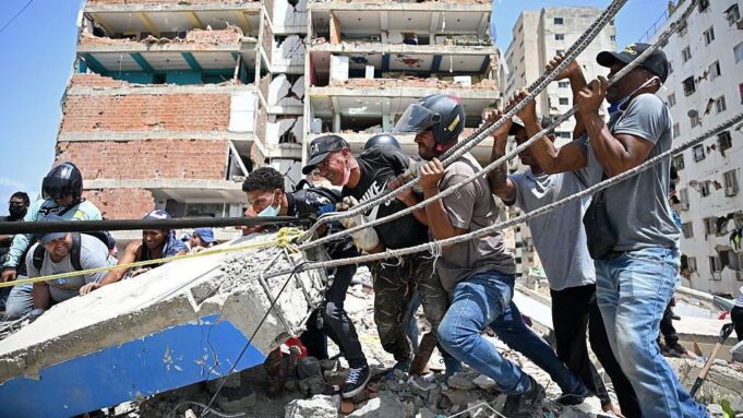 AUMENTA A 920 LA CIFRA DE FALLECIDOS POR LOS TERREMOTOS EN VENEZUELA; MILITARIZAN LA GUAIRA PARA ATENDER LA EMERGENCIA