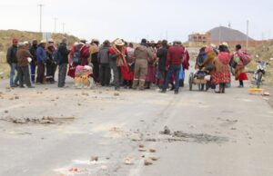 CAMPESINOS DE LA PAZ RATIFICAN BLOQUEOS, RECHAZAN EL DIÁLOGO Y MANTIENEN SU PEDIDO DE RENUNCIA DE RODRIGO PAZ