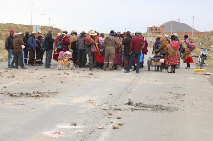 CAMPESINOS DE LA PAZ RATIFICAN BLOQUEOS, RECHAZAN EL DIÁLOGO Y MANTIENEN SU PEDIDO DE RENUNCIA DE RODRIGO PAZ
