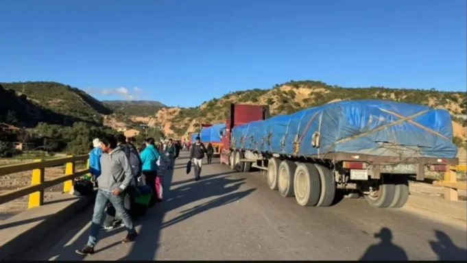 BLOQUEOS SE REDUCEN A 12 Y SE CONCENTRAN EN COCHABAMBA TRAS LA DECLARACIÓN DEL ESTADO DE EXCEPCIÓN