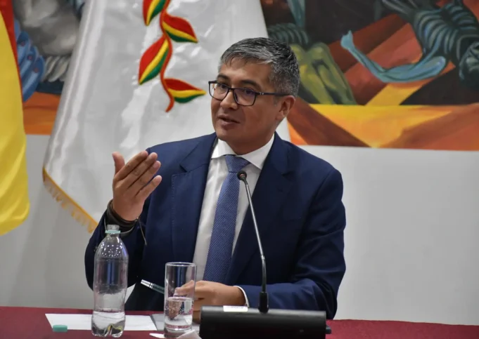 MINISTRO DE ECONOMÍA ASEGURA QUE EL TIPO DE CAMBIO FLEXIBLE BUSCA NORMALIZAR LA ECONOMÍA Y RESPONDE A LAS CRÍTICAS DE EVO MORALES