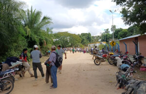 CAMPESINOS TOMAN POZO PETROLERO EN SANTA ROSA DEL SARA Y EXIGEN LA RENUNCIA DE RODRIGO PAZ
