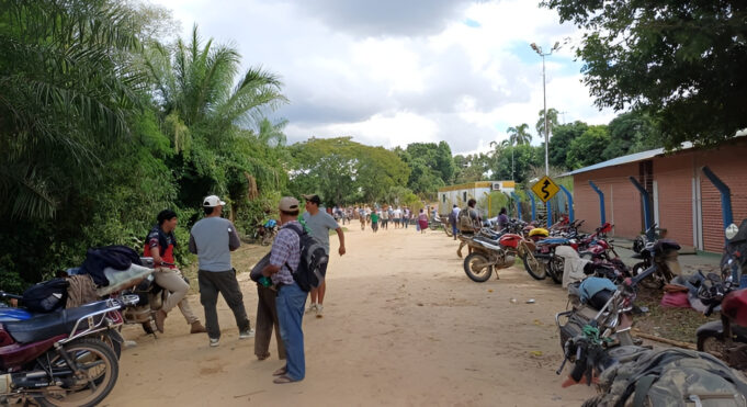CAMPESINOS TOMAN POZO PETROLERO EN SANTA ROSA DEL SARA Y EXIGEN LA RENUNCIA DE RODRIGO PAZ