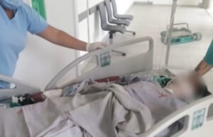 HOMBRE SOBREVIVE TRAS SER GOLPEADO Y QUEMADO VIVO POR UNA TURBA EN SHINAHOTA