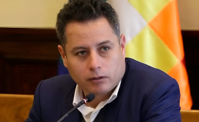 VICEPRESIDENTE EDMAND LARA CUESTIONA AL GOBIERNO POR EL DESABASTECIMIENTO DE COMBUSTIBLES Y LA DEUDA DE YPFB
