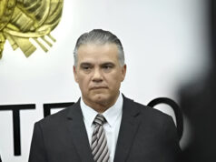 ERNESTO JUSTINIANO ASUMIRÁ DEFENSA TRAS LA RENUNCIA DE MARCELO SALINAS EN PLENA CRISIS POR LOS BLOQUEOS