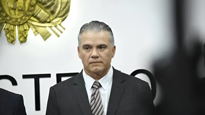 ERNESTO JUSTINIANO ASUMIRÁ DEFENSA TRAS LA RENUNCIA DE MARCELO SALINAS EN PLENA CRISIS POR LOS BLOQUEOS