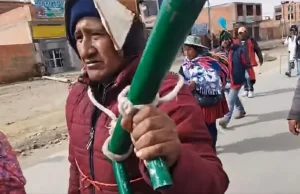 MARCHISTAS DE POTOSÍ Y COCHABAMBA LLEGAN A LA PAZ Y EXIGEN LA RENUNCIA DEL PRESIDENTE RODRIGO PAZ