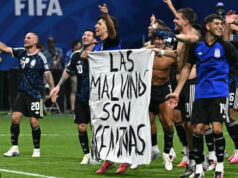 ARGENTINA PODRÍA SER SANCIONADA POR LA FIFA TRAS EXHIBIR UNA PANCARTA SOBRE LAS ISLAS MALVINAS EN LA SEMIFINAL ANTE INGLATERRA