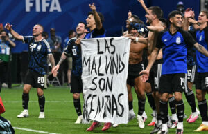 ARGENTINA PODRÍA SER SANCIONADA POR LA FIFA TRAS EXHIBIR UNA PANCARTA SOBRE LAS ISLAS MALVINAS EN LA SEMIFINAL ANTE INGLATERRA