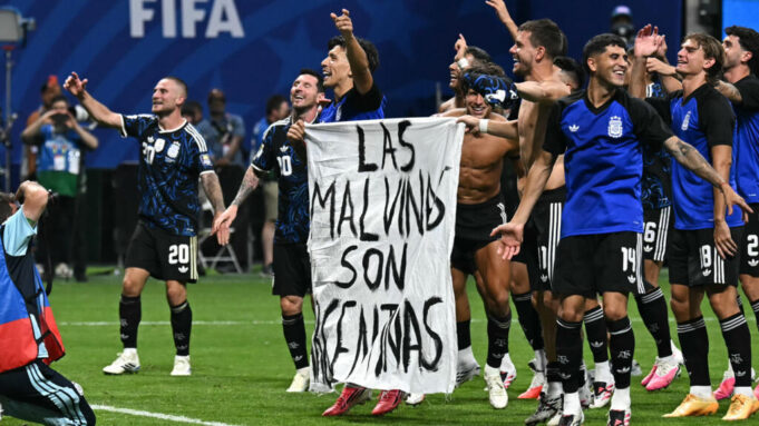 ARGENTINA PODRÍA SER SANCIONADA POR LA FIFA TRAS EXHIBIR UNA PANCARTA SOBRE LAS ISLAS MALVINAS EN LA SEMIFINAL ANTE INGLATERRA