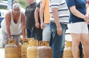 FILAS POR GLP SE SUMAN A LA ESCASEZ DE COMBUSTIBLES Y AGRAVAN LA CRISIS EN SANTA CRUZ Y OTRAS REGIONES