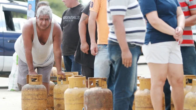 FILAS POR GLP SE SUMAN A LA ESCASEZ DE COMBUSTIBLES Y AGRAVAN LA CRISIS EN SANTA CRUZ Y OTRAS REGIONES