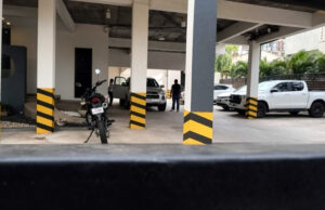 HALLAN FOTOGRAFÍAS DE AUTORIDADES RODEADAS DE VELAS DURANTE ALLANAMIENTOS POR EL CASO DE LOS FUSILES AK-47 INCAUTADOS EN VIRU VIRU