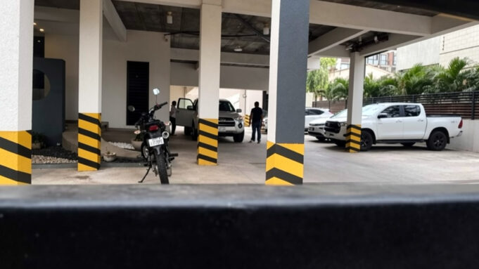 HALLAN FOTOGRAFÍAS DE AUTORIDADES RODEADAS DE VELAS DURANTE ALLANAMIENTOS POR EL CASO DE LOS FUSILES AK-47 INCAUTADOS EN VIRU VIRU