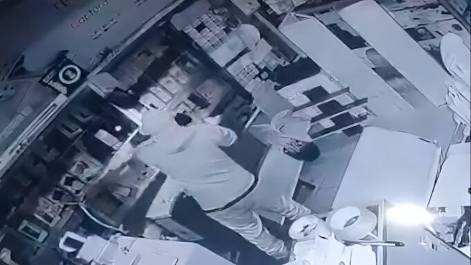 DELINCUENTES ROBAN CELULARES Y DISPOSITIVOS ELECTRÓNICOS VALUADOS EN 100.000 DÓLARES DE UNA TIENDA EN COCHABAMBA
