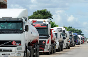 CISTERNEROS DEL ORIENTE DENUNCIAN QUE YPFB LES ADEUDA PAGOS DESDE FEBRERO Y ADVIERTEN RIESGO PARA EL TRANSPORTE DE COMBUSTIBLES