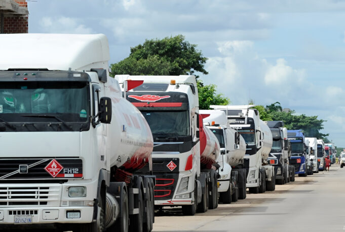 CISTERNEROS DEL ORIENTE DENUNCIAN QUE YPFB LES ADEUDA PAGOS DESDE FEBRERO Y ADVIERTEN RIESGO PARA EL TRANSPORTE DE COMBUSTIBLES