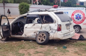 MUJER MUERE Y DOS PERSONAS RESULTAN HERIDAS EN APARATOSO ACCIDENTE DE TRÁNSITO EN SANTA CRUZ