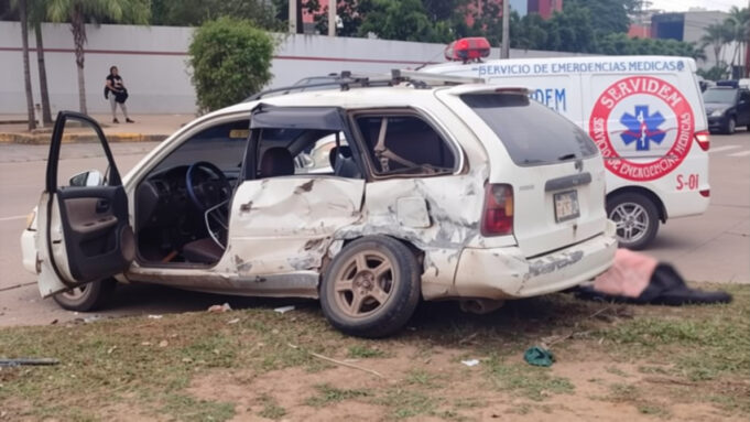 MUJER MUERE Y DOS PERSONAS RESULTAN HERIDAS EN APARATOSO ACCIDENTE DE TRÁNSITO EN SANTA CRUZ