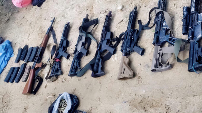 POLICÍA ENCUENTRA ARSENAL DE ARMAS DE GRUESO CALIBRE EN EL TRÓPICO DE COCHABAMBA