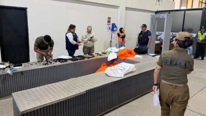 MINISTERIO PÚBLICO INVESTIGA EL INGRESO ILEGAL DE PARTES DE ARMAS AK-47 DESDE ESTADOS UNIDOS, EXISTEN APREHENDIDOS EN SANTA CRUZ