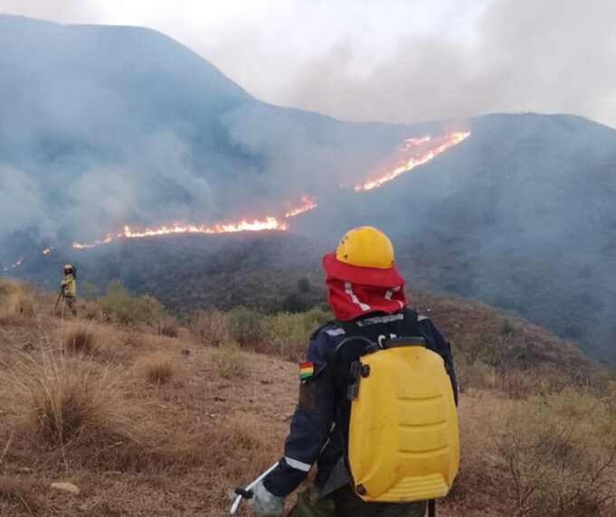 INCENDIOS FORESTALES PONEN EN JAQUE A SANTA CRUZ, COCHABAMBA Y TARIJA MIENTRAS AUTORIDADES ADVIERTEN FALTA DE RECURSOS Y CONDICIONES ADVERSAS