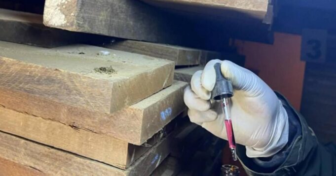GOBIERNO CUESTIONA DENUNCIA SOBRE SUPUESTAS 108 TONELADAS DE DROGA EN CARGAMENTOS DE MADERA BOLIVIANA