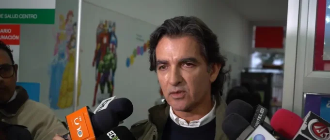 ALCALDE DE SANTA CRUZ ADVIERTE DESCUENTOS A TRABAJADORES DE SALUD Y ASEGURA QUE EL MUNICIPIO NO MANTIENE DEUDAS