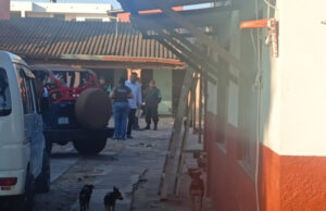 FELCC ALLANA UNA VIVIENDA EN SANTA CRUZ, ENCUENTRA ARMAS DE FUEGO Y APREHENDE A DOS PERSONAS