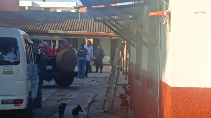 FELCC ALLANA UNA VIVIENDA EN SANTA CRUZ, ENCUENTRA ARMAS DE FUEGO Y APREHENDE A DOS PERSONAS