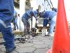 ALCALDÍA DE SANTA CRUZ REEMPLAZA TAPAS DE ALCANTARILLA POR HORMIGÓN PARA FRENAR LOS ROBOS