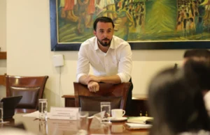 GOBERNADOR DE SANTA CRUZ ANUNCIA GESTIONES AUTÓNOMAS PARA IMPORTAR COMBUSTIBLE ANTE LA CRISIS DE ABASTECIMIENTO