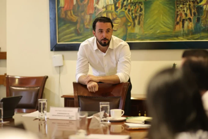 GOBERNADOR DE SANTA CRUZ ANUNCIA GESTIONES AUTÓNOMAS PARA IMPORTAR COMBUSTIBLE ANTE LA CRISIS DE ABASTECIMIENTO