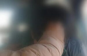 JOVEN DE 20 AÑOS FUE HALLADO CORRIENDO CON UN CUCHILLO INCRUSTADO EN LA CABEZA EN LA PAZ