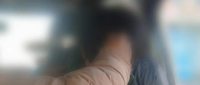 JOVEN DE 20 AÑOS FUE HALLADO CORRIENDO CON UN CUCHILLO INCRUSTADO EN LA CABEZA EN LA PAZ